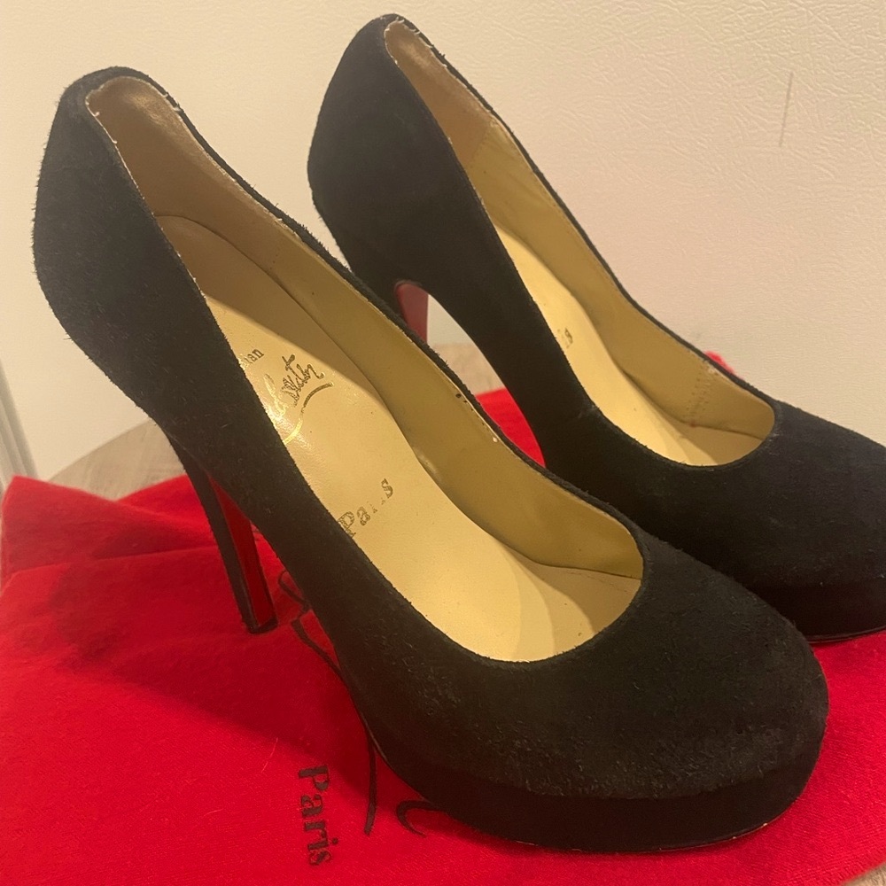 Christian Louboutin Black Round Toe Suede Pumps 
Size 39